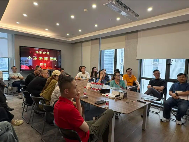 小王养老团队走进致敬科技，探秘智慧养老新力量